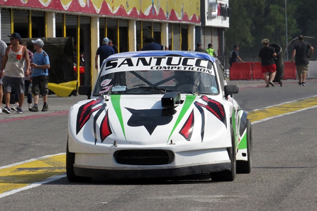 El auto del Santucci Competicion lleva el N°13 en sus laterales
