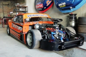 La Chevy de Leo Olmos en el taller del FF Racing en los últimos preparativos para la última fecha del año.