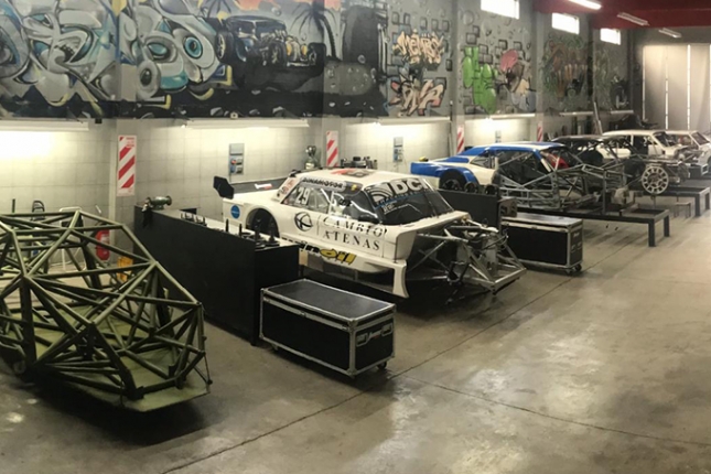 El taller del Tinos Sport con todos sus autos espera la reanudación del campeonato 2020. Por ahora todos se quedan en casa.