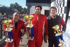 El podio de la Clase A 8° fecha en el Gálvez: 1° Diego Chao, 2° Leonardo Olmos y 3° Jorge Panella (p).