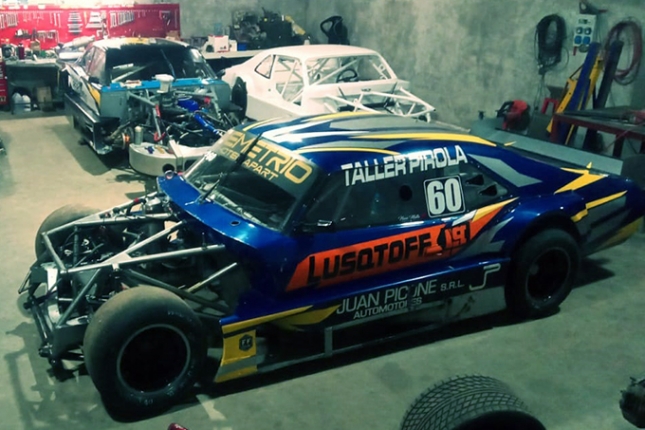El taller del FF Racing con los dos autos: la Chevy de Matta y la Dodge de Mascaro, protagonistas de la Clase A del Procar4000.