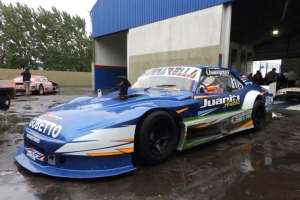 Juan Viana logró la pole bajo la lluvia y mañana largará primero en la serie de la Clase B buscando estirar diferencias en el campeonato de la Clase B.