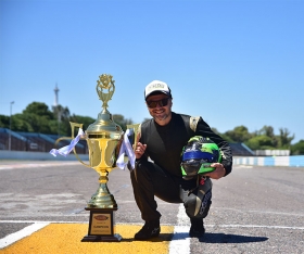 Nelson Costanzo posó con la copa