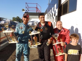 El podio de la Clase A 1° fecha en el Gálvez: 1° Matias Lucero, 2° Guillermo Ferrón y 3° Leonardo Olmos.