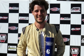 Lucas Larroque y el trofeo del 6° puesto que logró en la 9° final del año de la Clase A del Procar4000 en La Plata.
