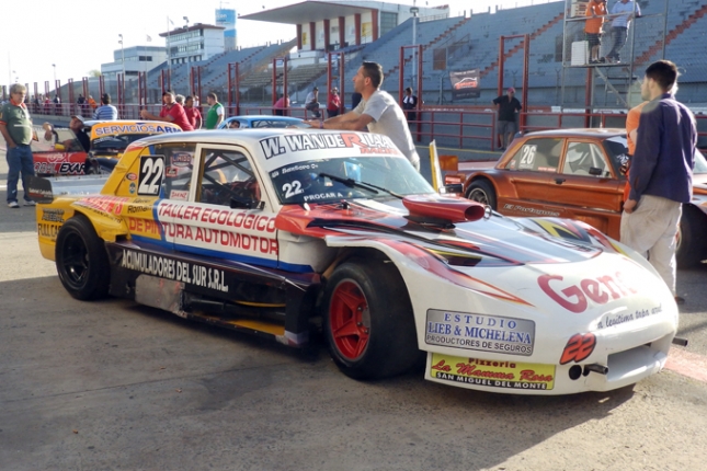 Walter Santoro y el Ford Nº 22 de la Clase A muy bien presentado por el equipo Wan Der Lann Racing.
