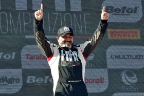 Fabián en el podio de la FIAT Competizione