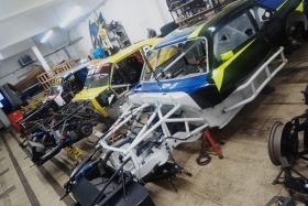 Los autos en plena preparación en el taller del Maxi Lucero Racing para el campeonato 2021 del Procar4000.