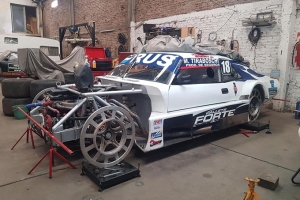 La Chevy de Mauricio Giovanetti en plena etapa de trabajos para llegar firme a la segunda fecha del año cuando se reactive el automovilismo.