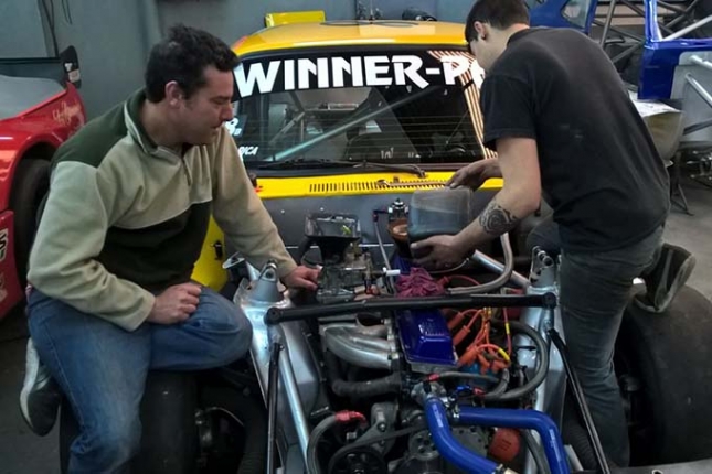 Marcelo Rodriguez trabaja junto a sus colaboradores en el Ford de Pica de cara a la carrera del fin de semana en el Gálvez.
