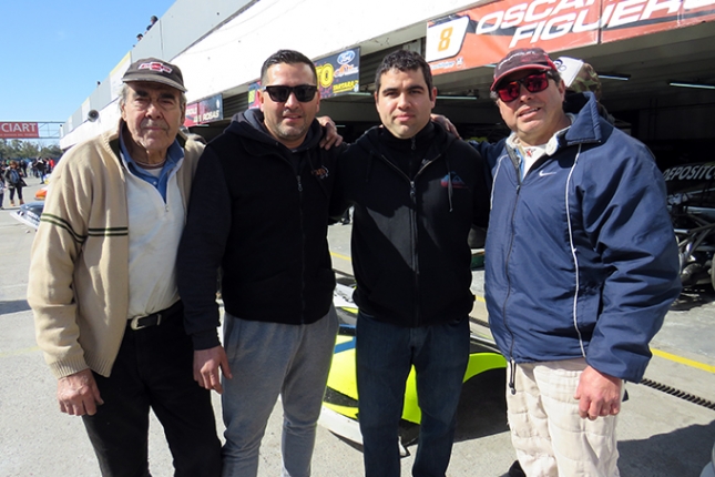Oscar Figueroa (último de la derecha) trabaja en la Chevy para afrontar un nuevo campeonato en la Clase A del Procar4000.