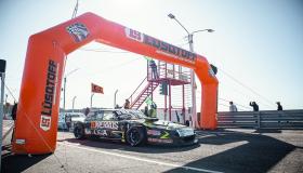 CRUSITTA DETRÁS DEL CASCO